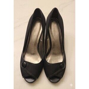 Naturalizer black peep-toe pumps, featuring a decorative button detail Sz 8